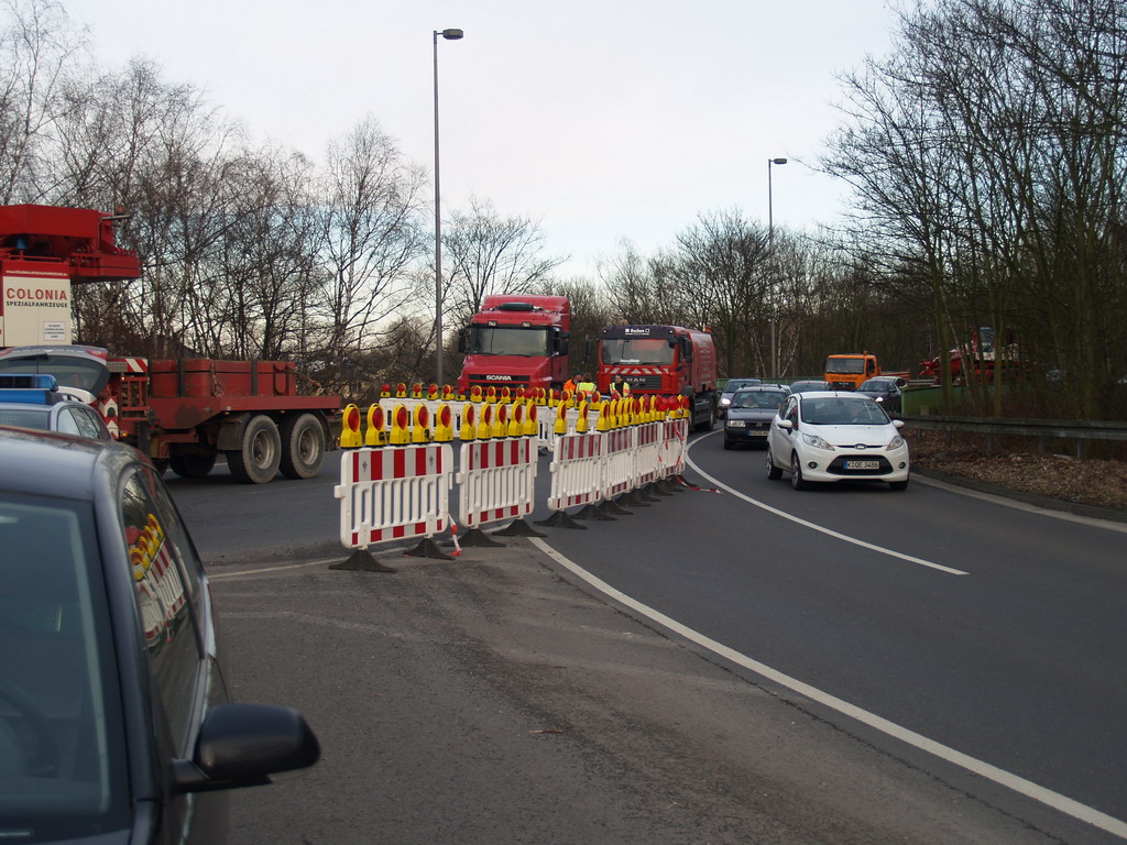 LKW verliert Container Koeln Niehler Ei P080.JPG